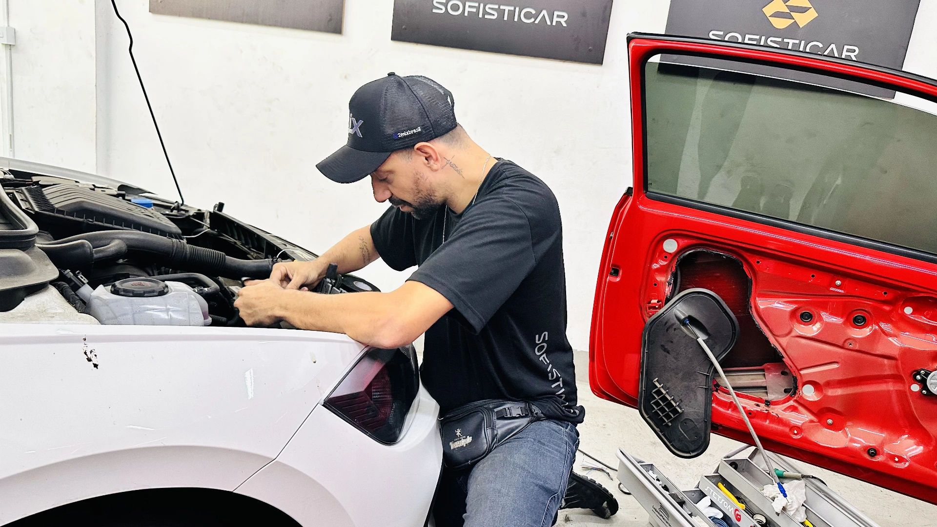 Técnico da Sofisticar trabalhando na parte elétrica do carro